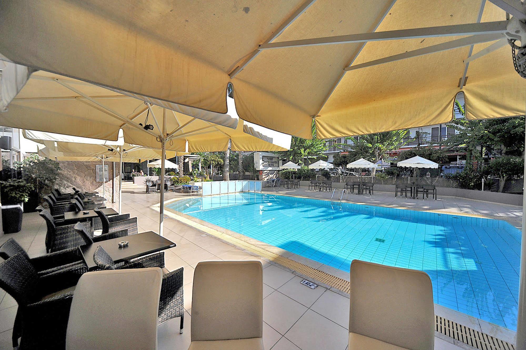Saint Constantine Aparthotel 3*