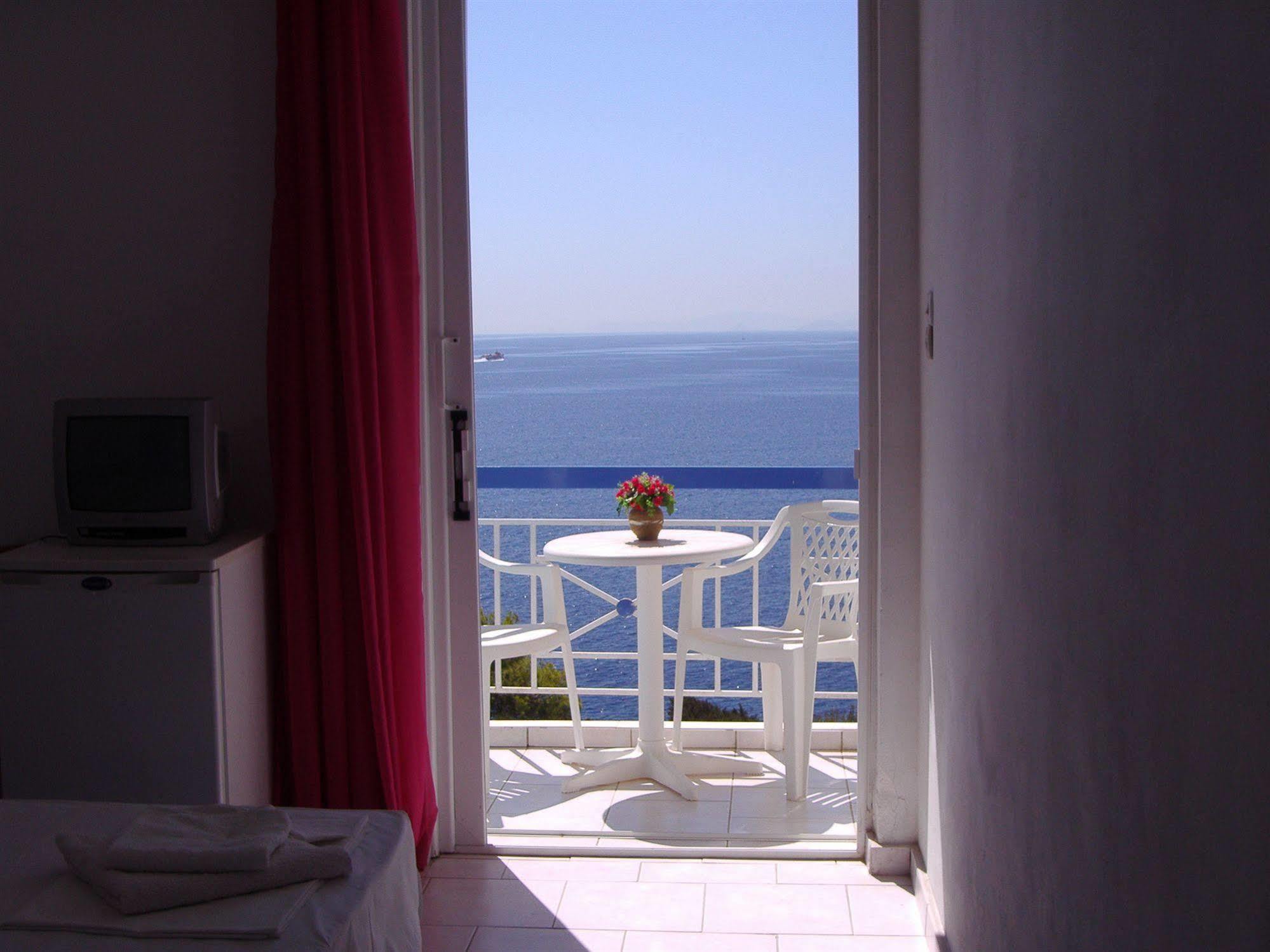 Kavos Bay Seafront * Agia Marina (Aegina)
