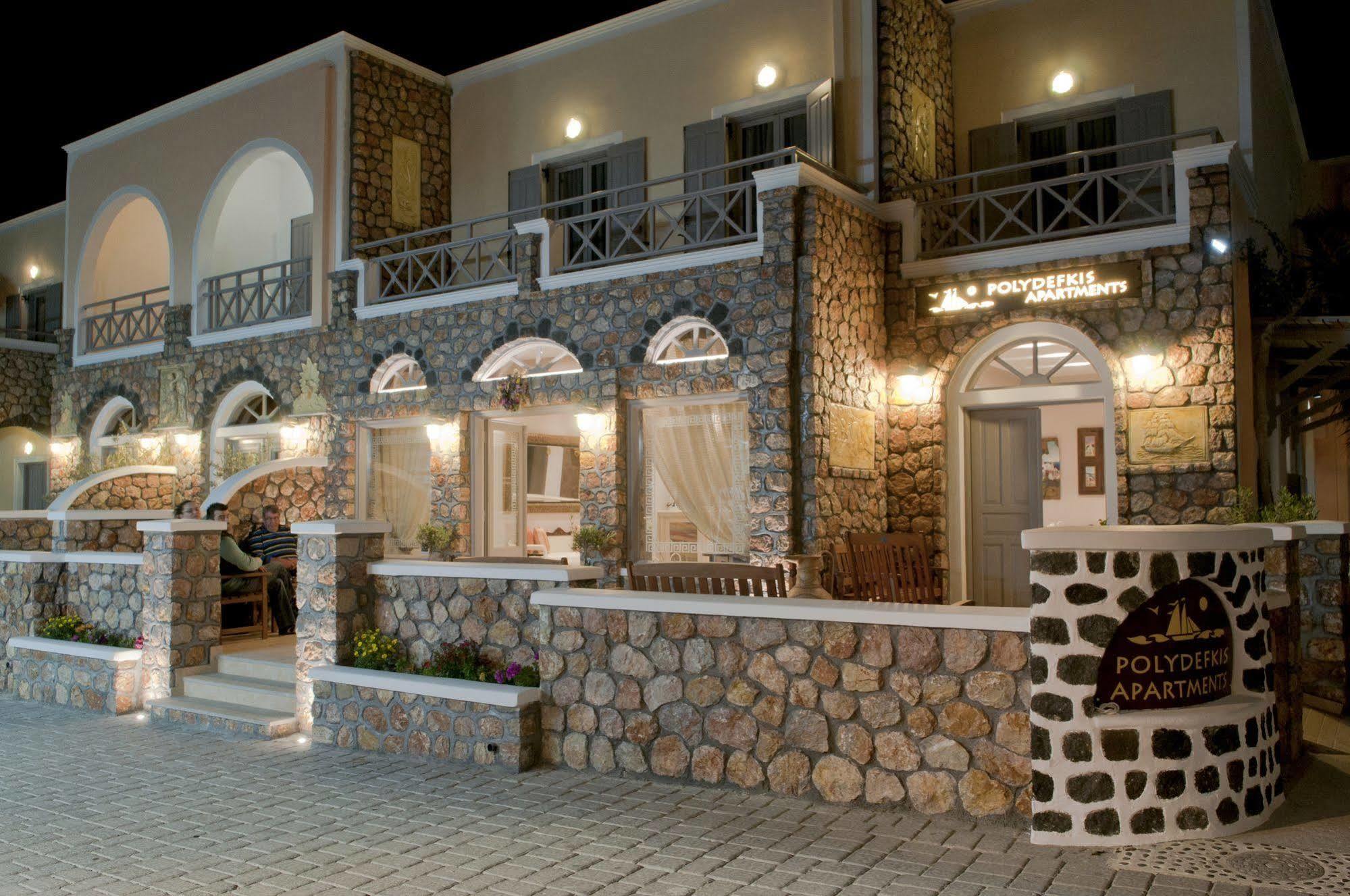 Polydefkis Kamari (Santorini)