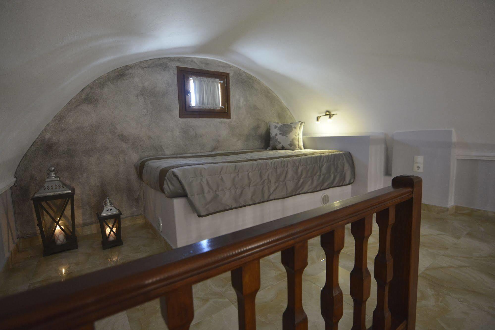 Polydefkis Kamari (Santorini)