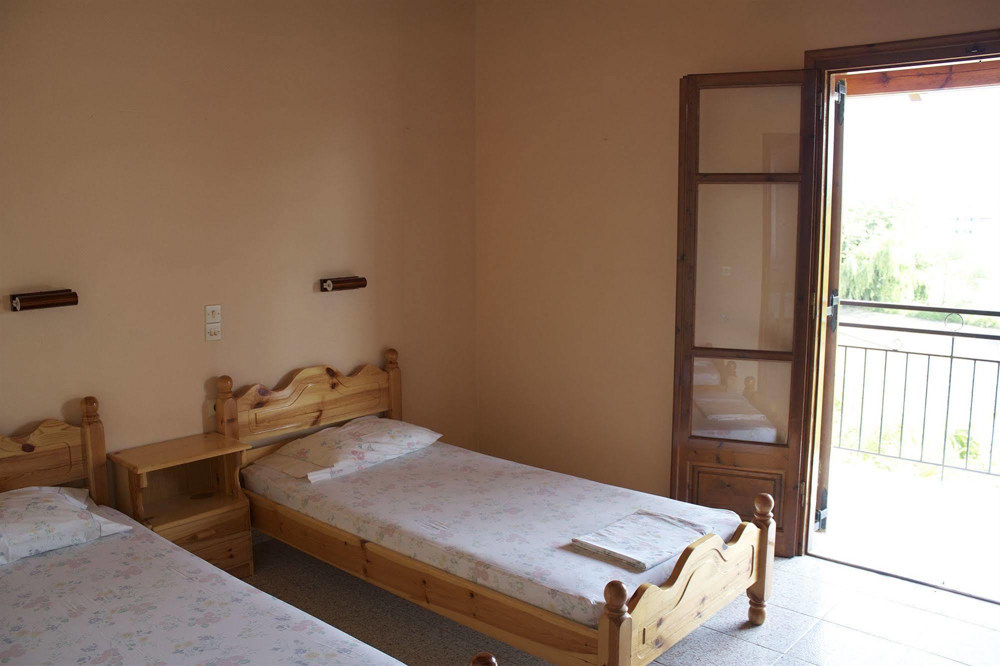Chrysanthy Apartment *