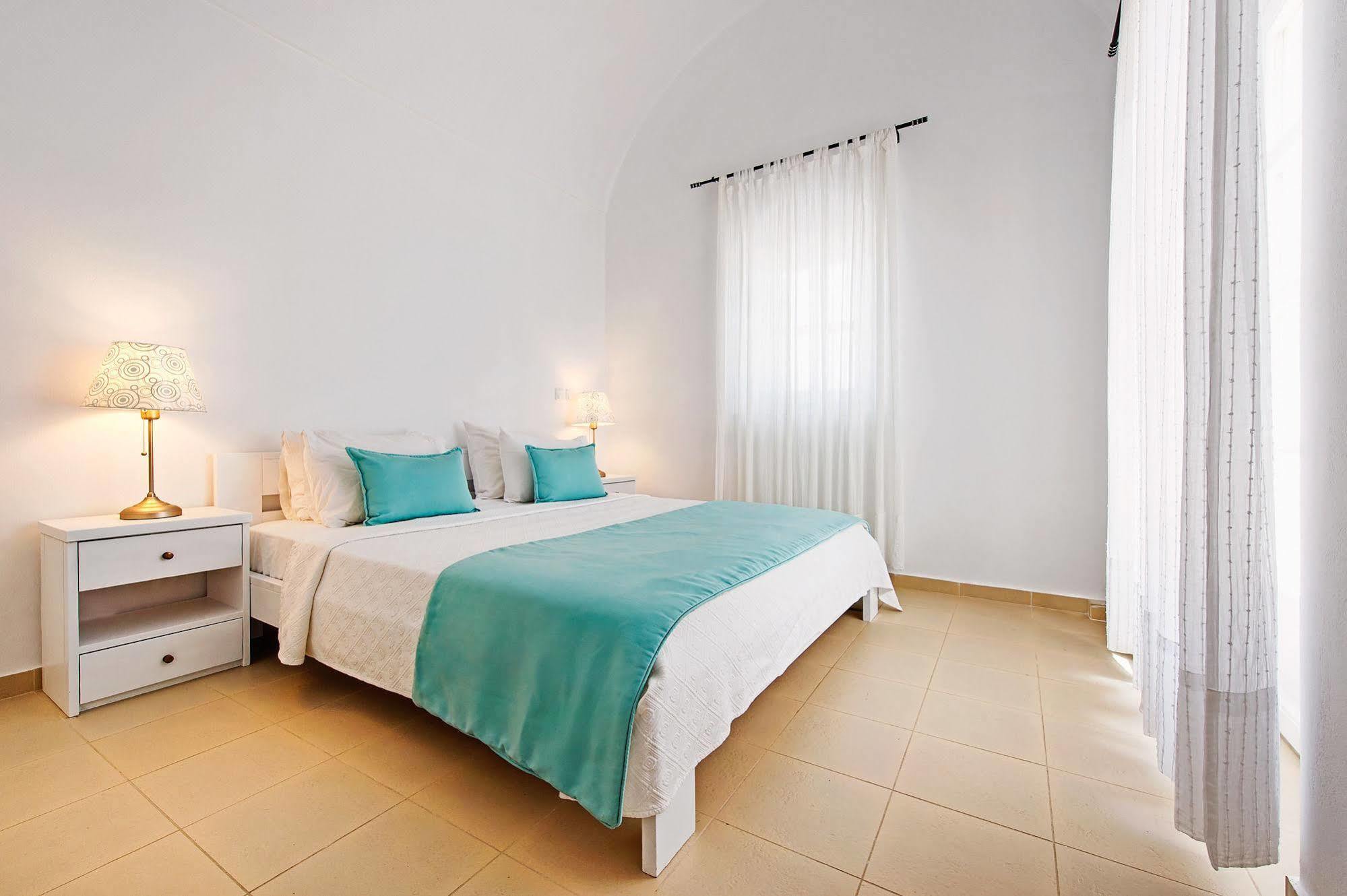 Sienna Eco * Fira (Santorini)
