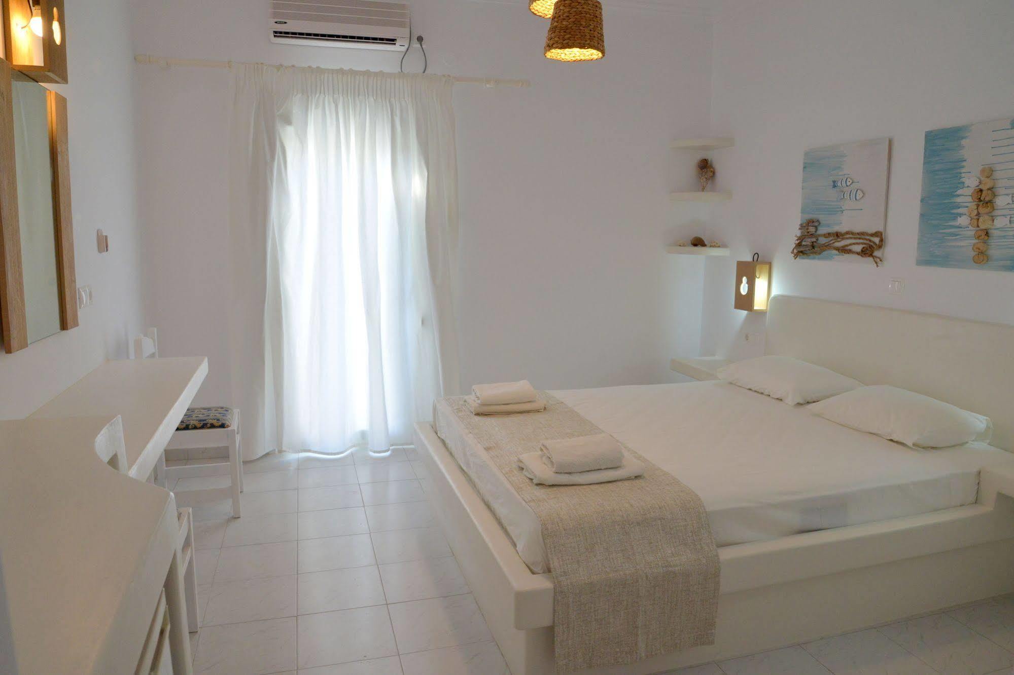 Corali 2* Adamantas (Milos)
