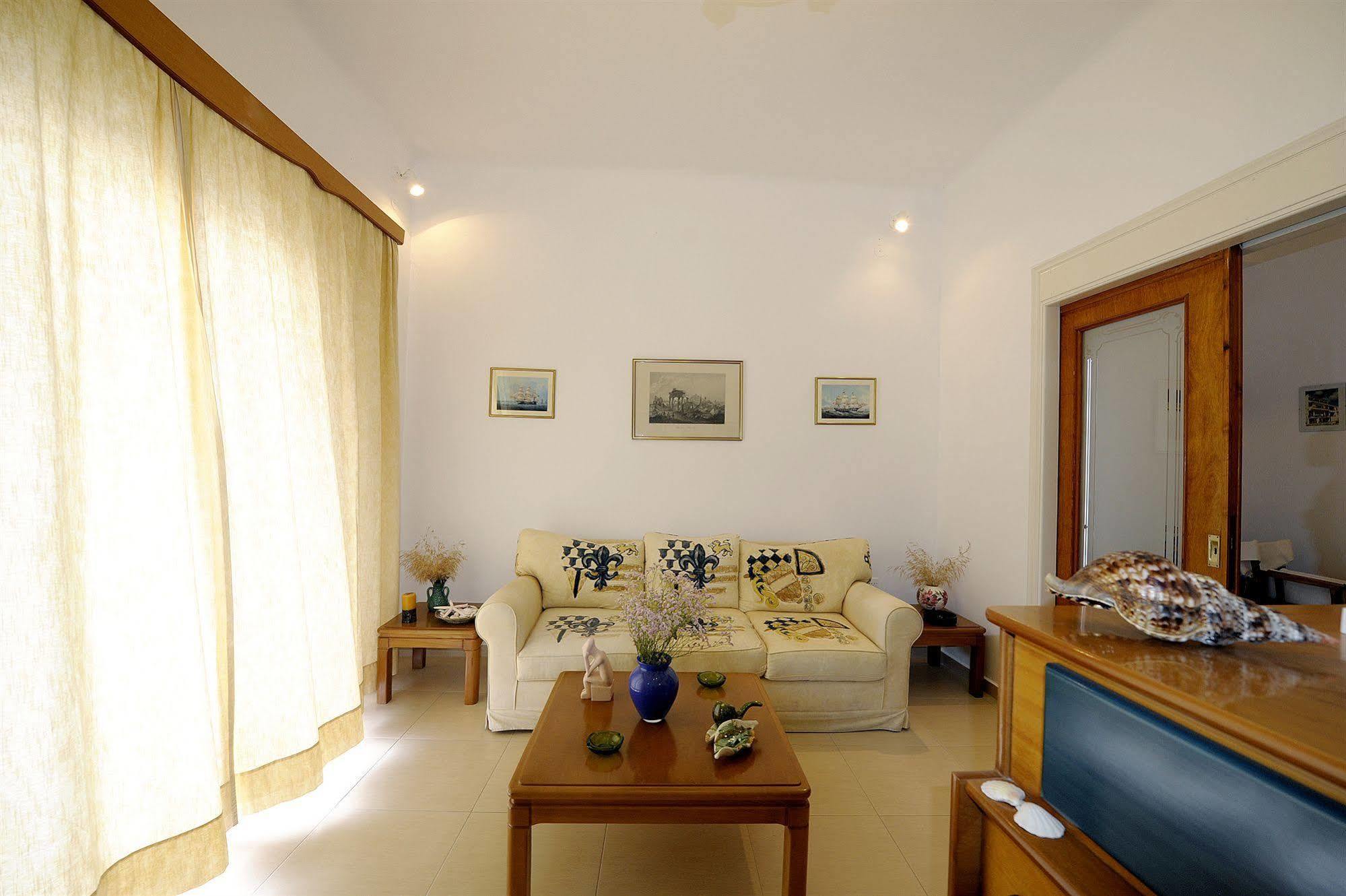 Hotel Corali Adamantas (Milos)