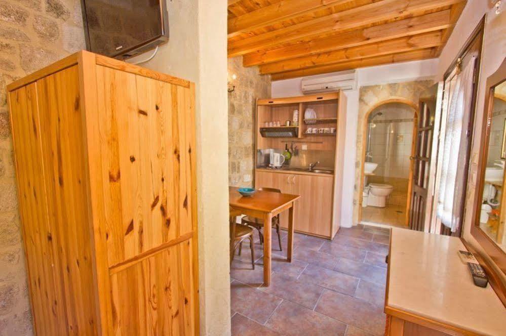 Camelot Traditional & Classic Hotel 3*