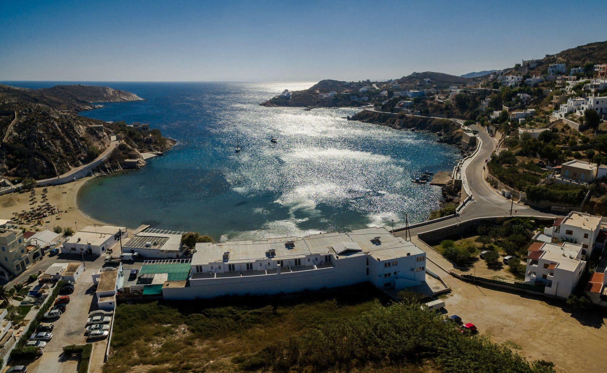 Vari Beach Hotel 2* Vari (Syros)