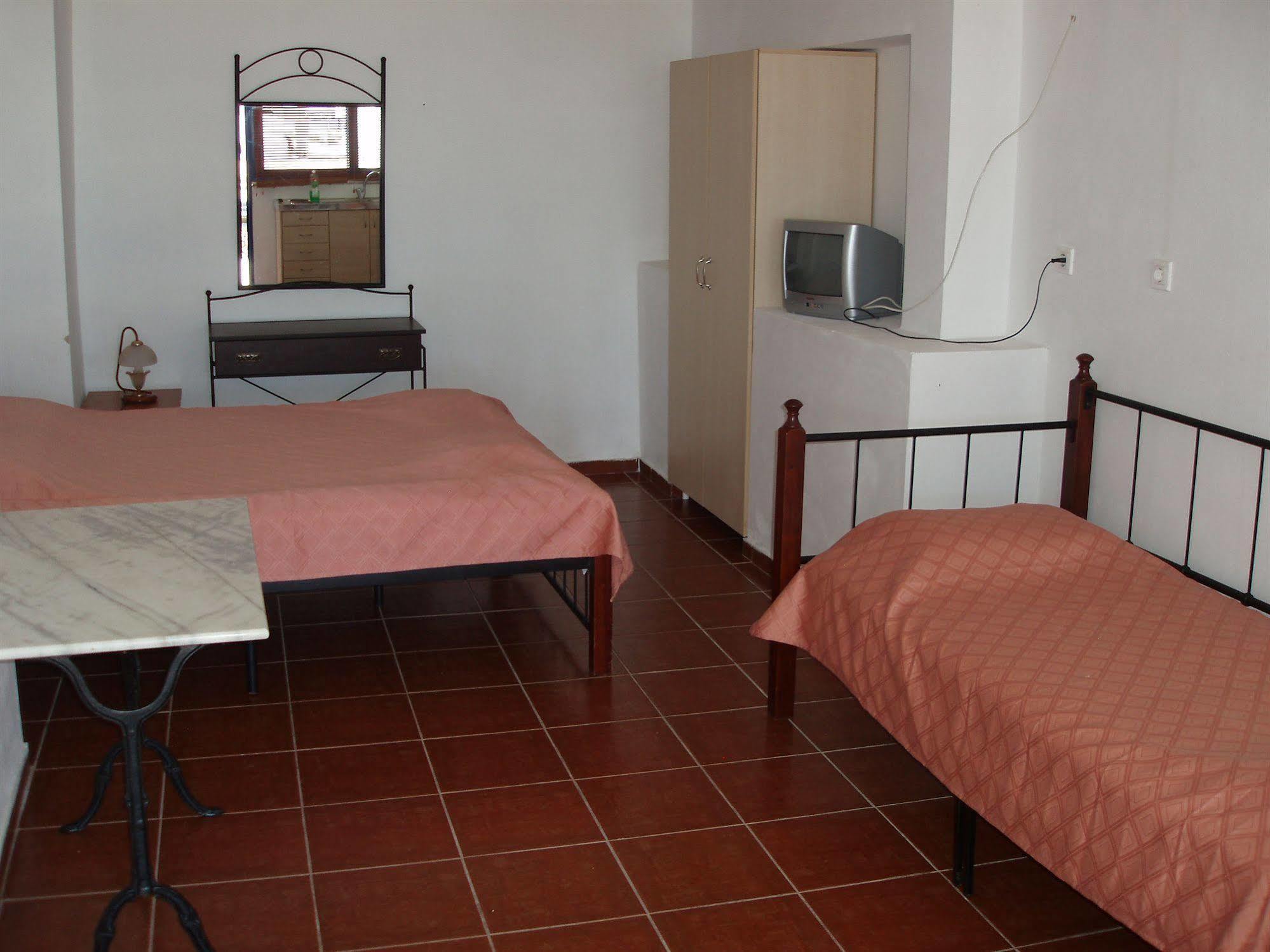 Aparthotel Helena's Manganari