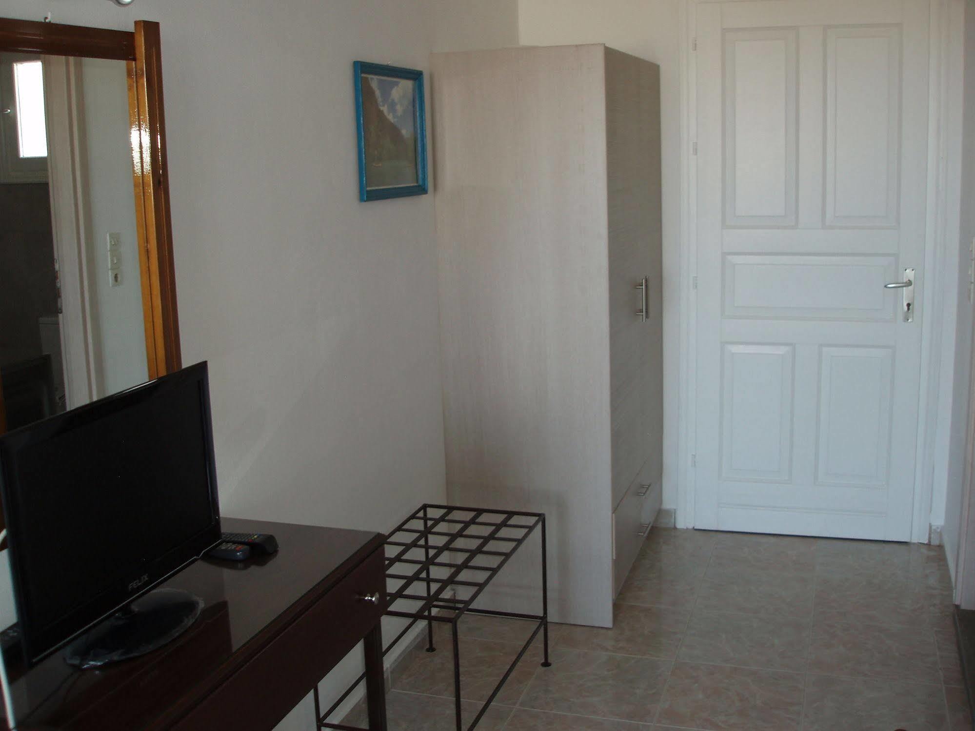 Helena's Aparthotel Manganari