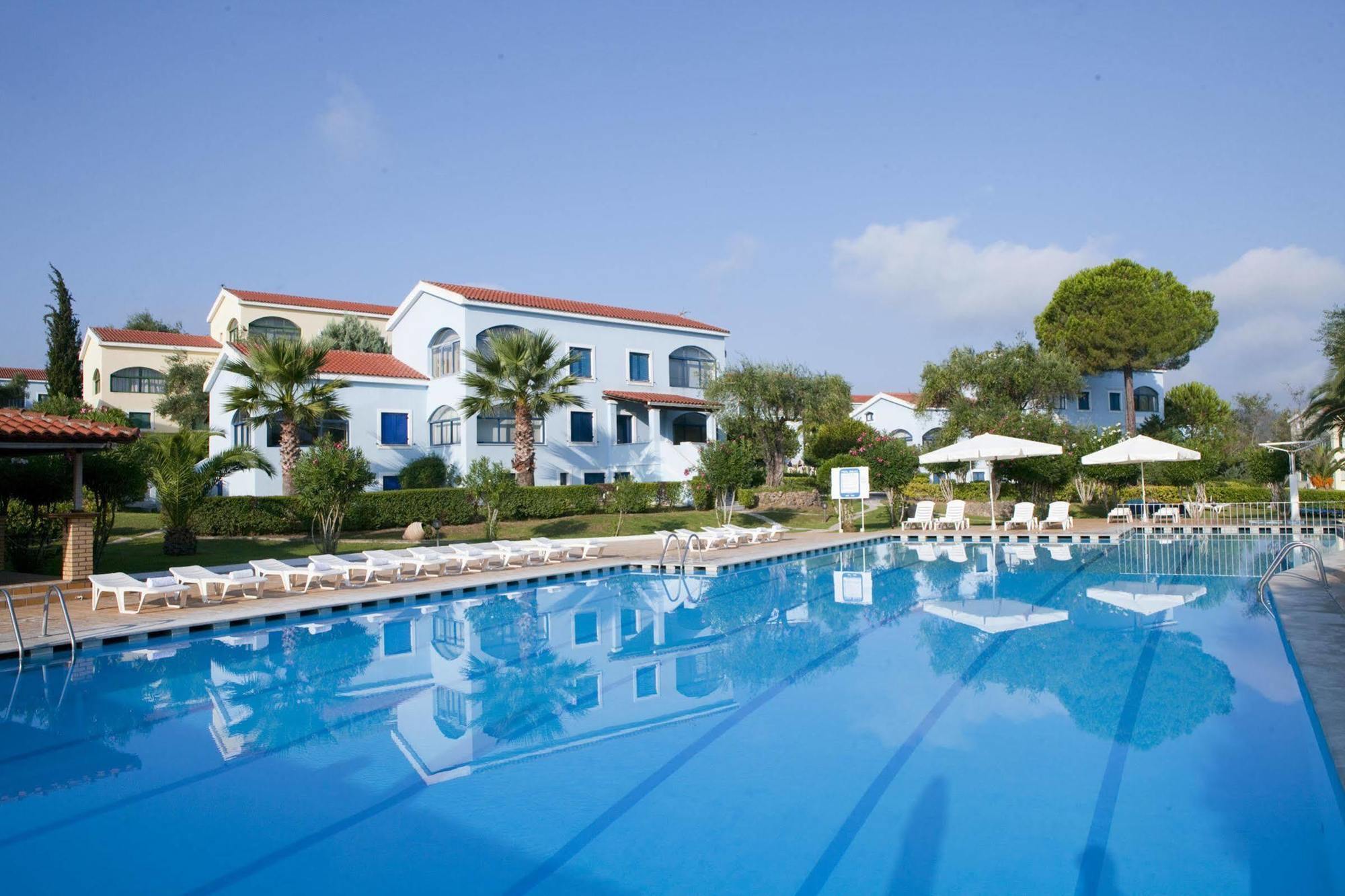 Govino Bay Aparthotel 3*