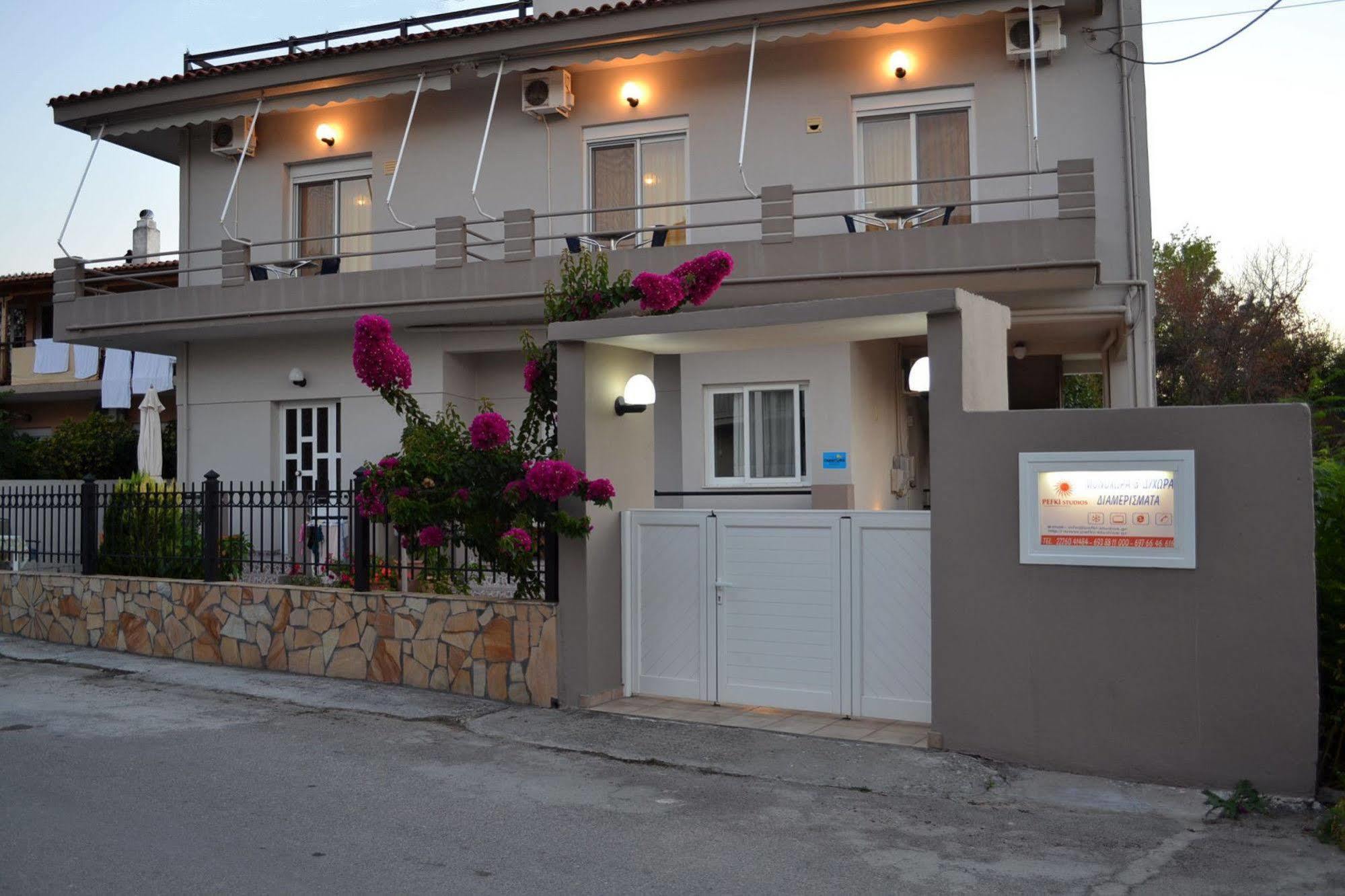 Pefki Studios * Pefki (Evia)