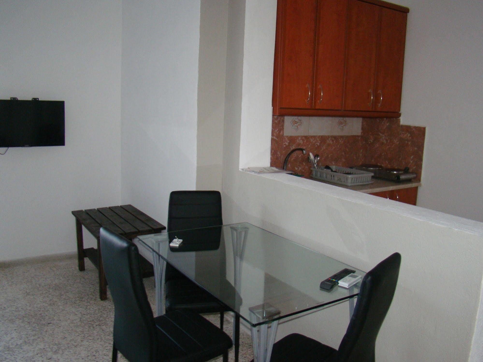 Tonaras & Apartment Perivolos (Santorini)