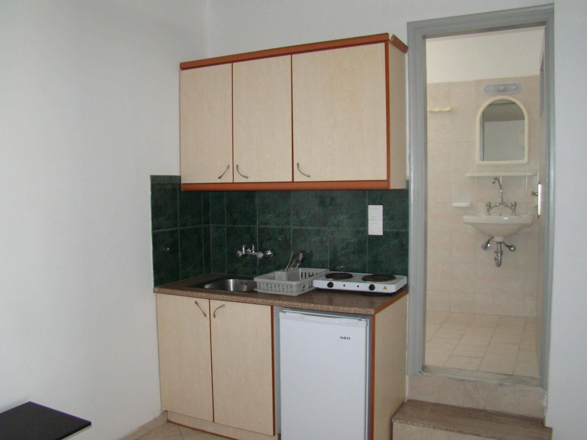 Tonaras & Apartment Perivolos (Santorini)