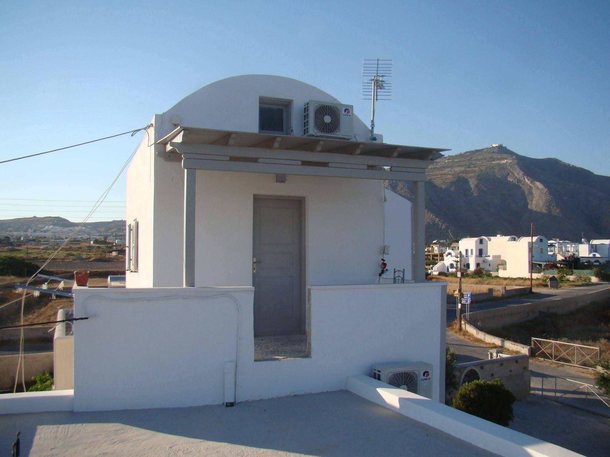 Tonaras & Perivolos (Santorini)