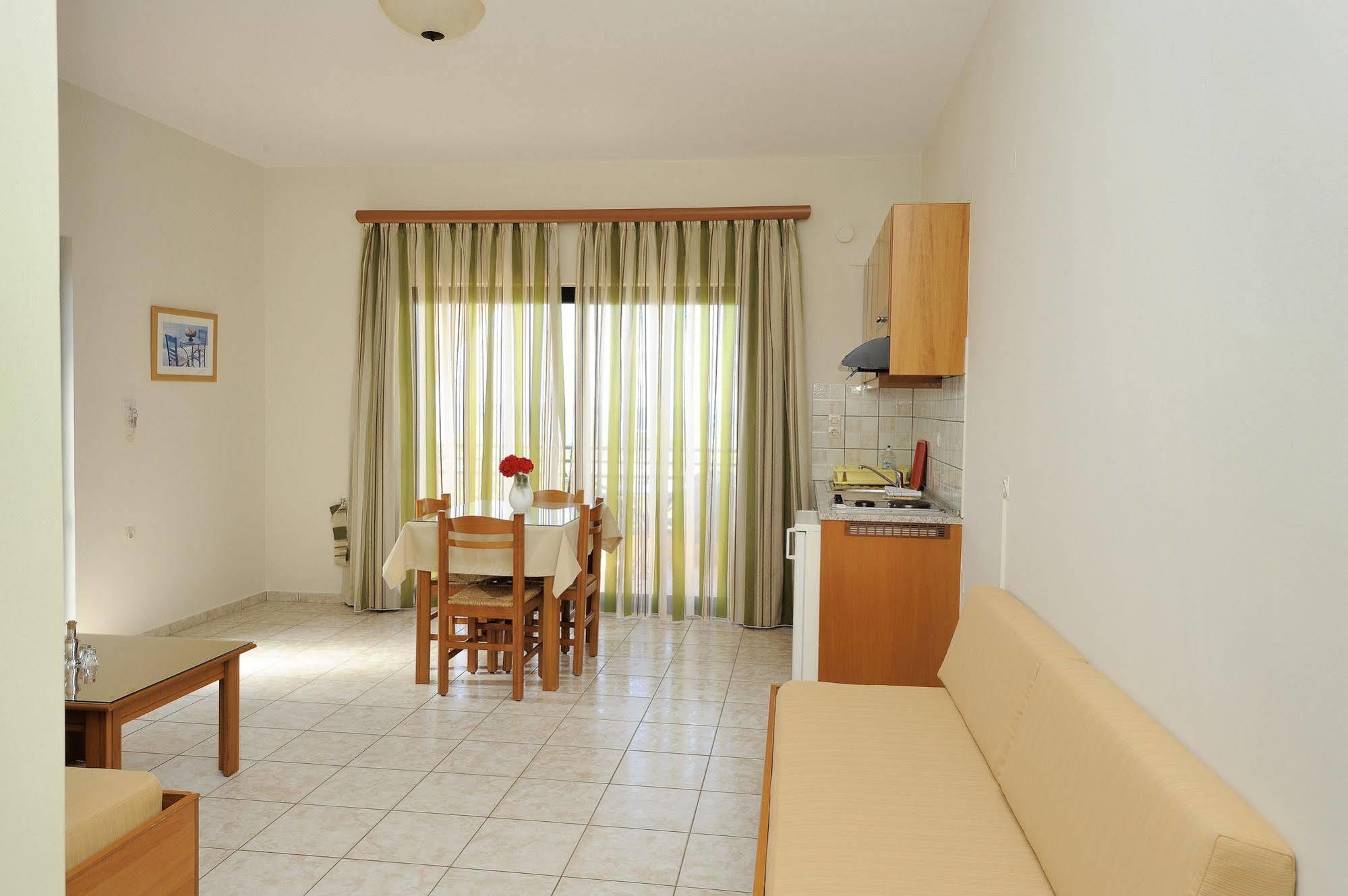 Nanakis Aparthotel 3*