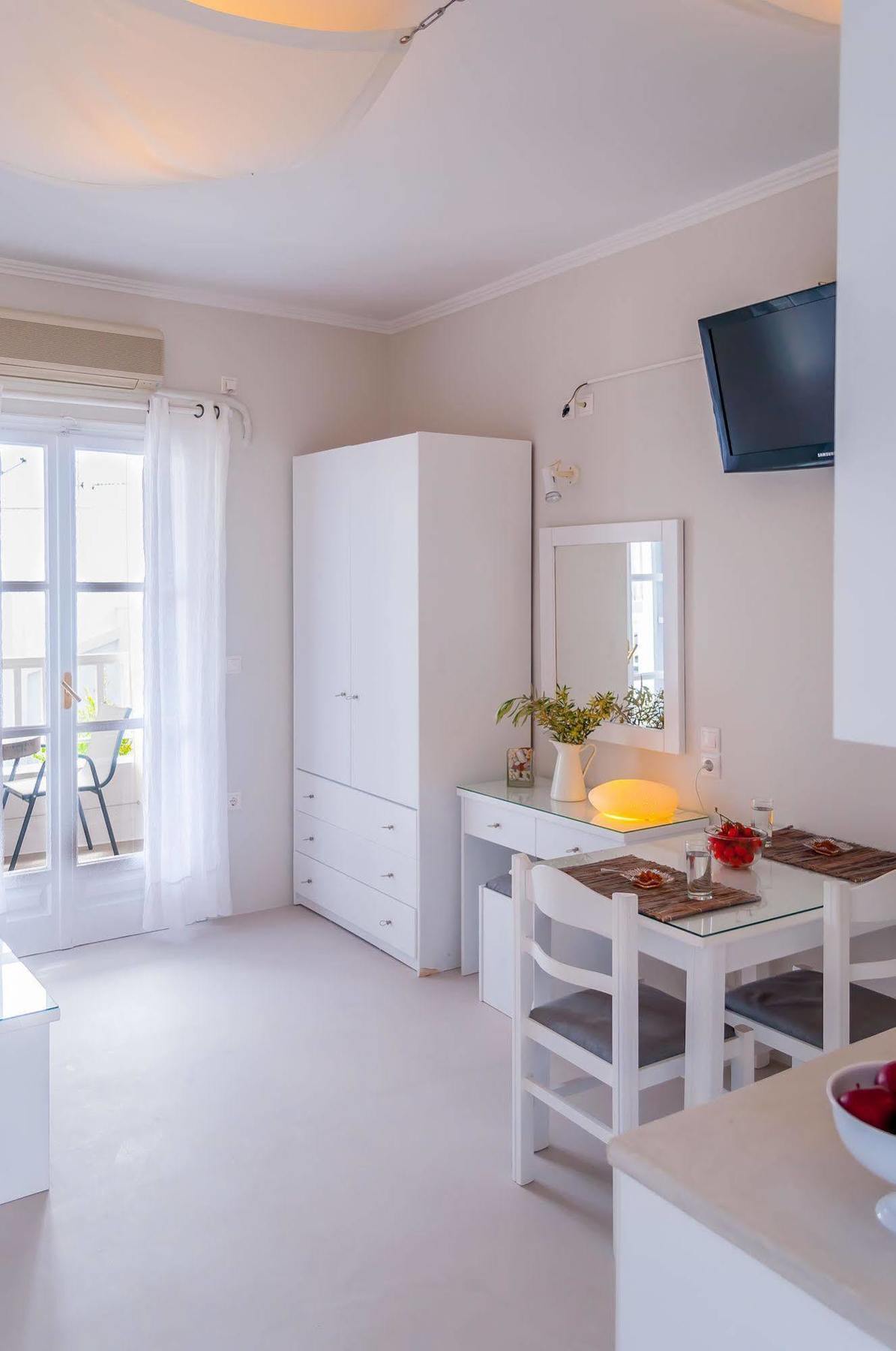 Hotel Milos Bay Suites 3*