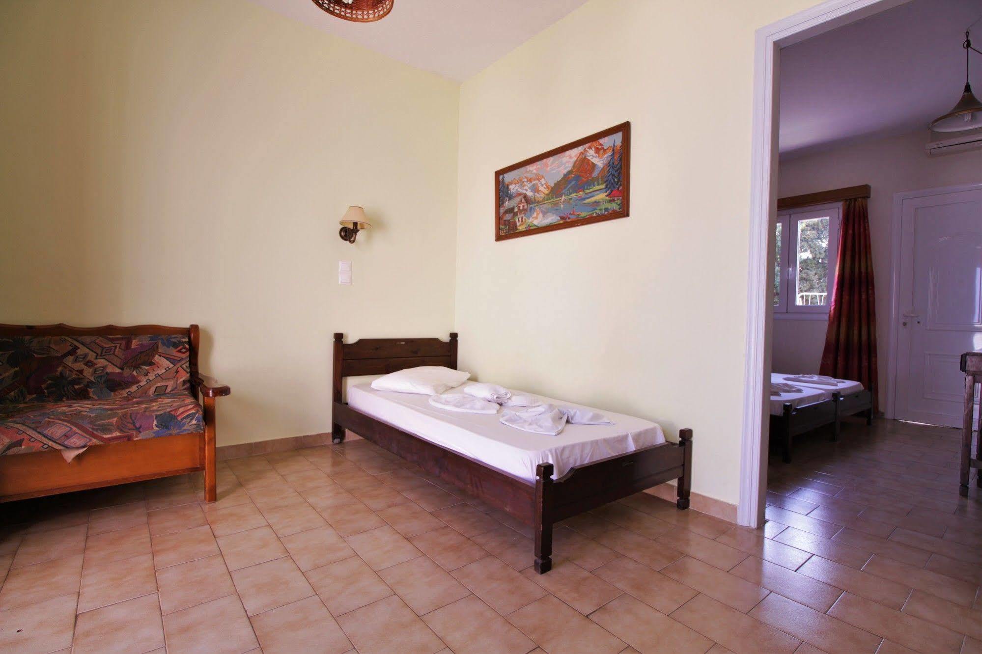 Aparthotel Ampavris Family