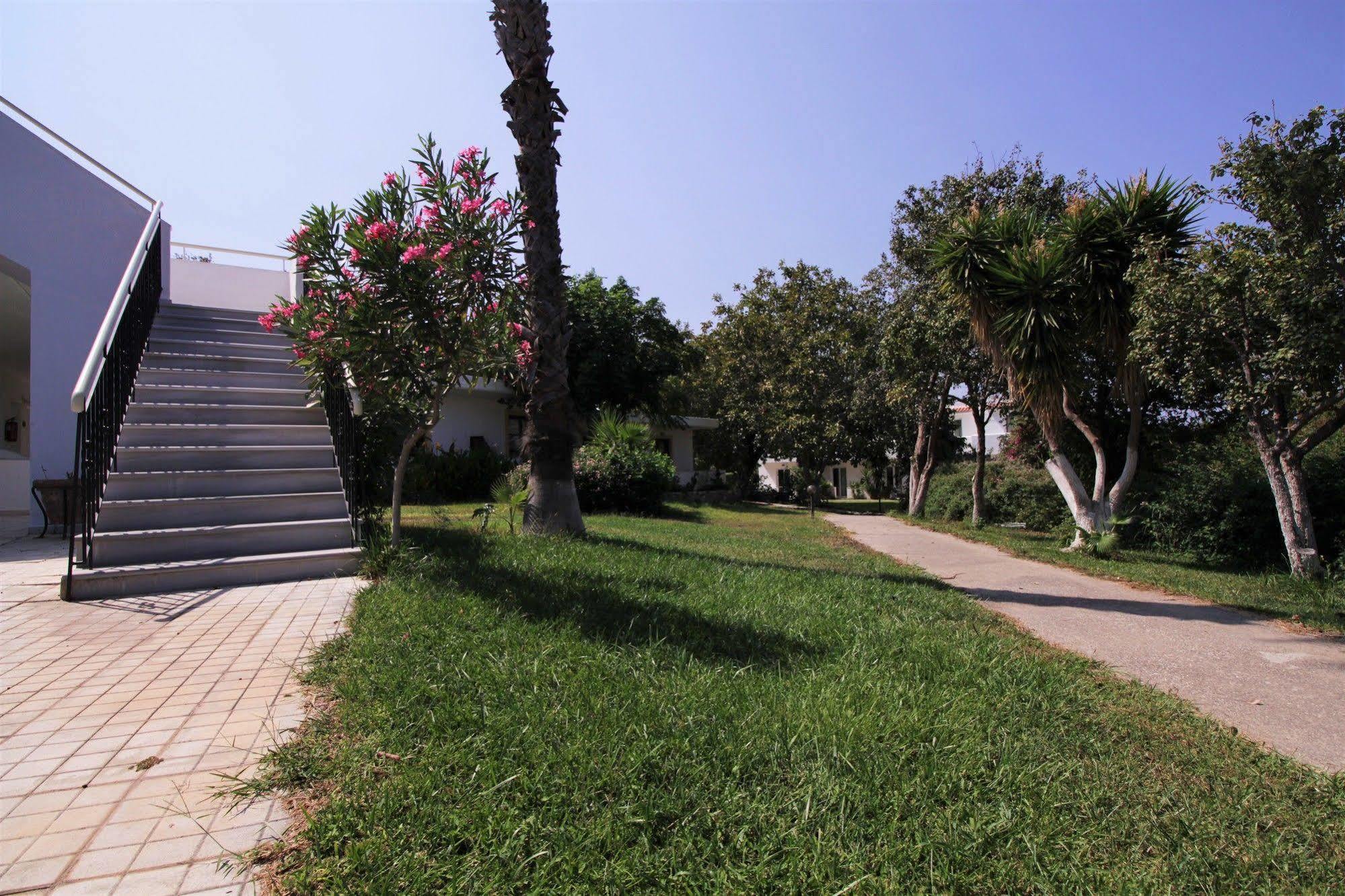 Aparthotel Ampavris Family