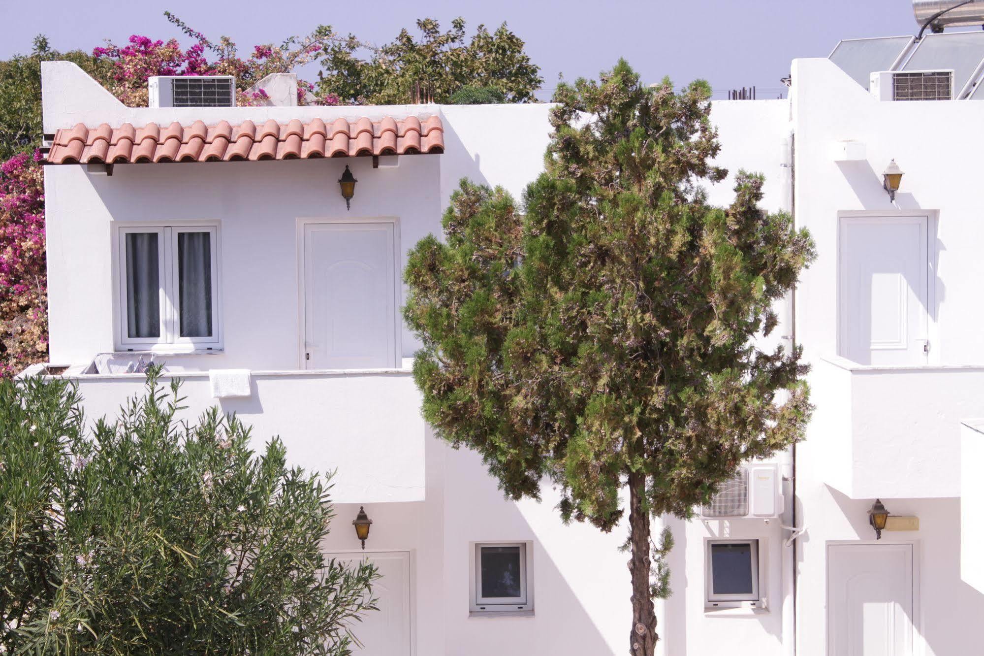 Ampavris Family Aparthotel 3*