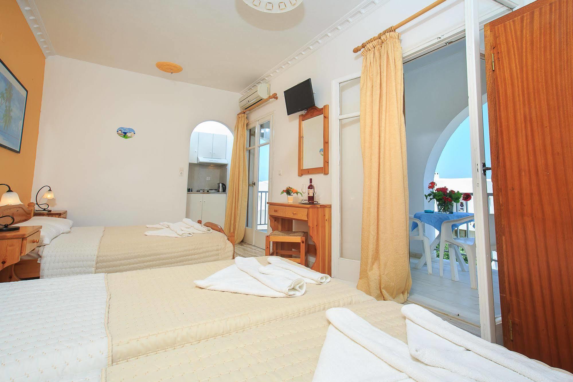 John's & Apartment Parikia (Paros)