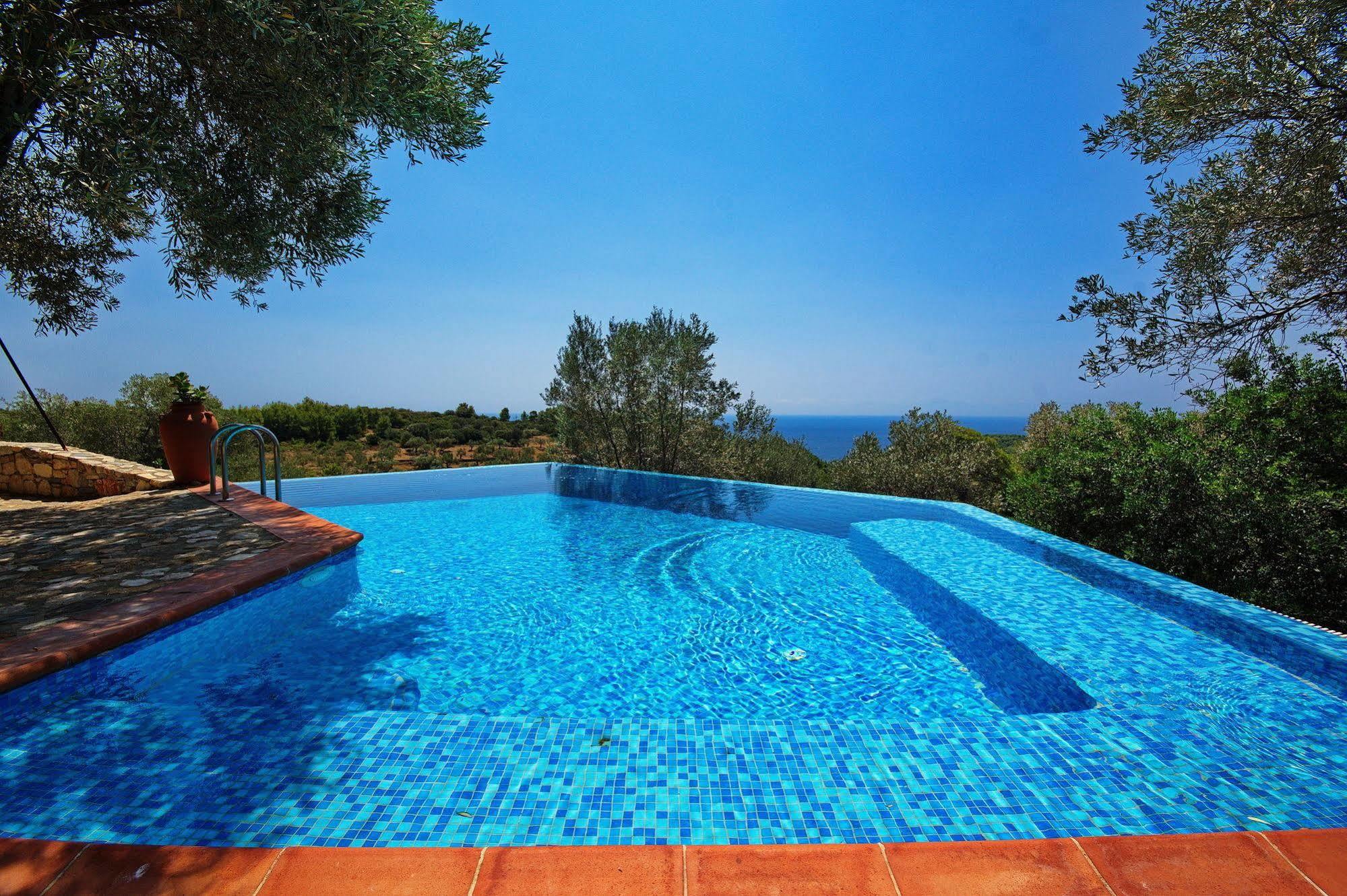 Alonissos Poikilma - Luxury In Alonissos In Nature With Private Pools