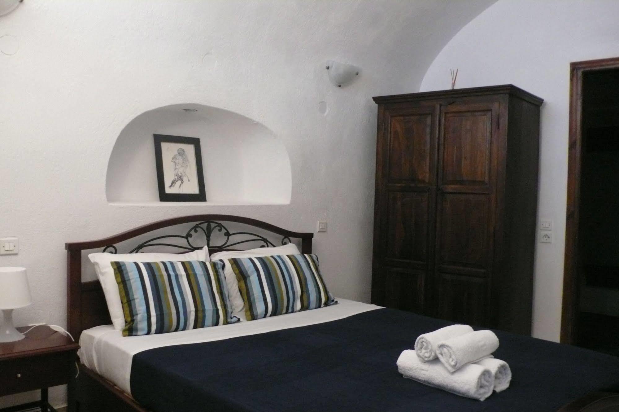 Iridanos Cave House Megalochori (Santorini)