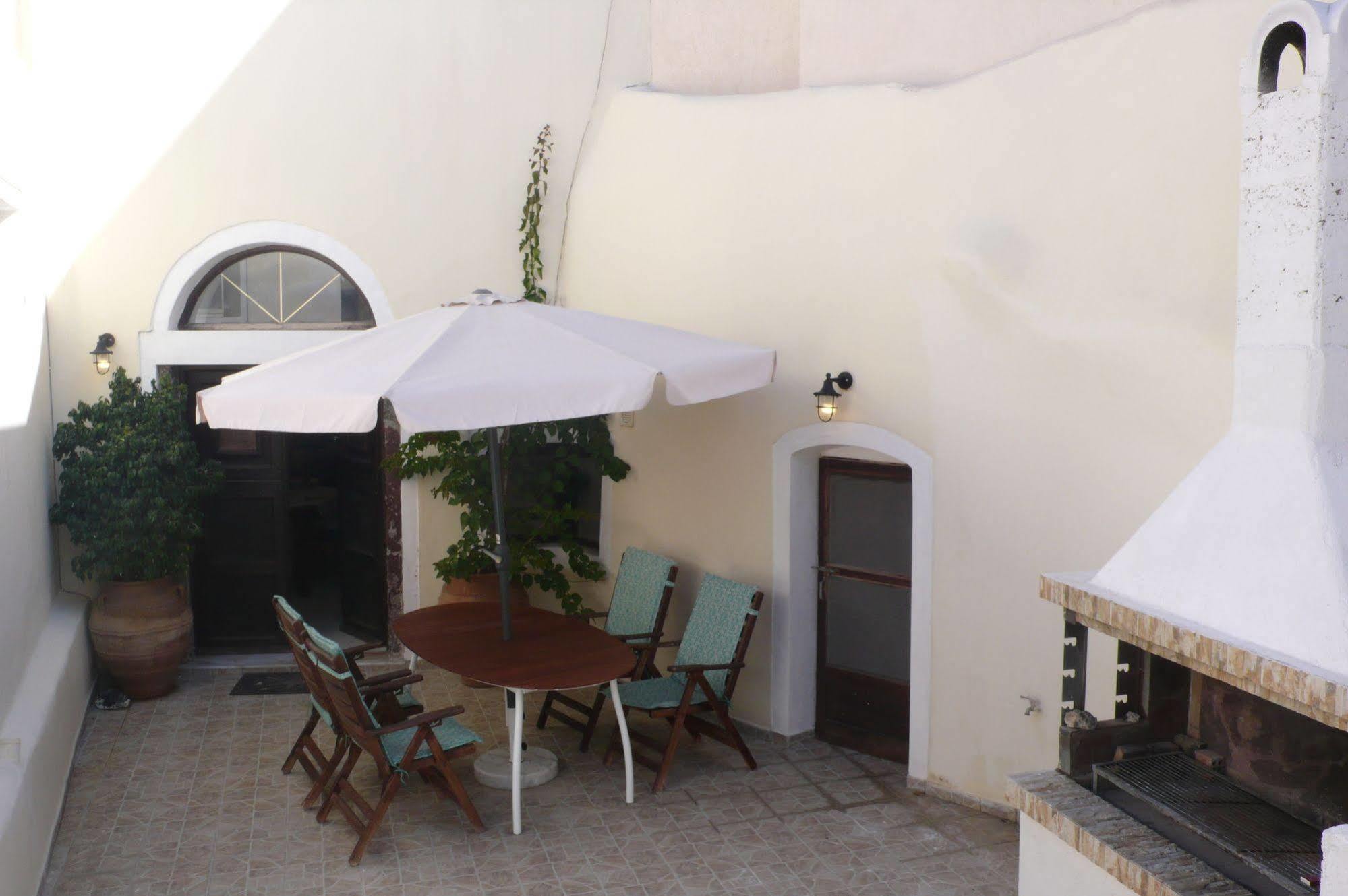 Iridanos Cave House * Megalochori (Santorini)
