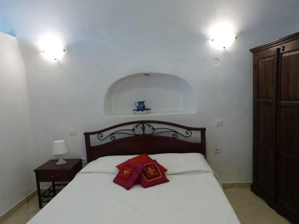 Iridanos Cave House *