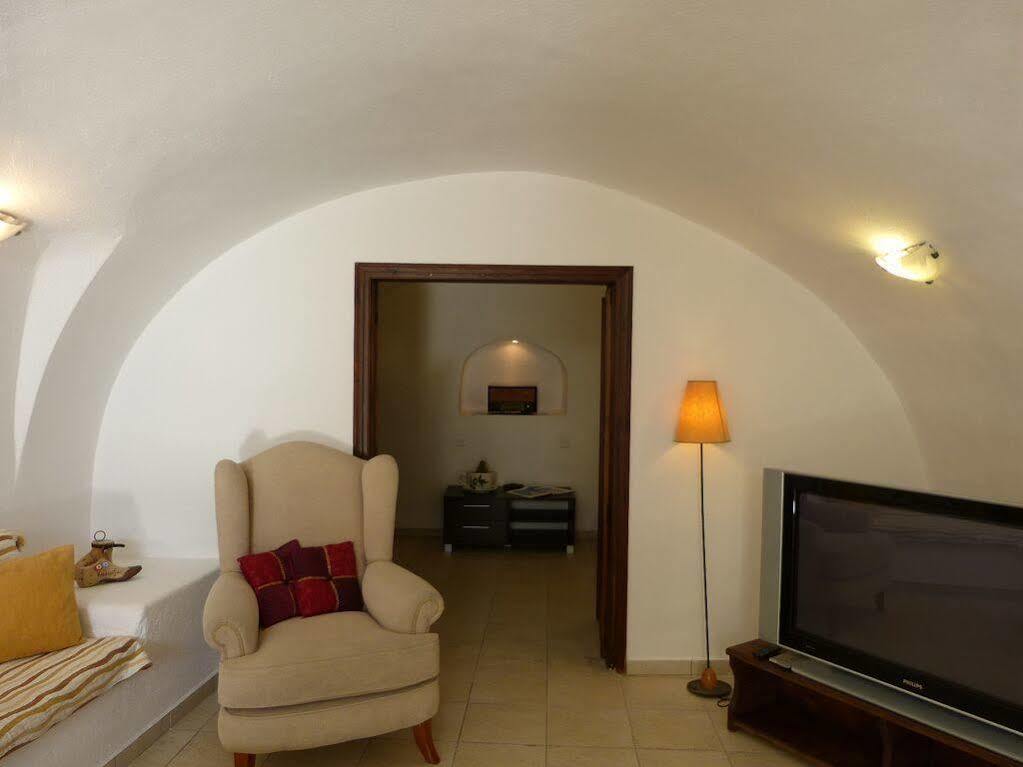 Iridanos Cave House *