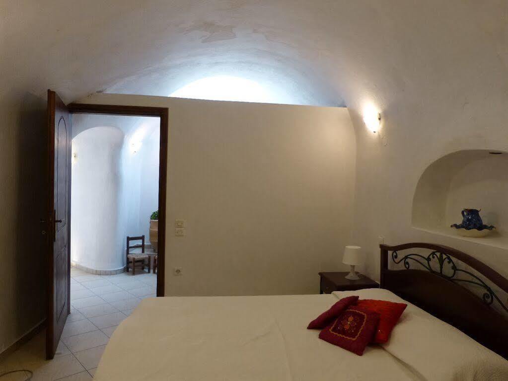 Iridanos Cave House * Megalochori (Santorini)