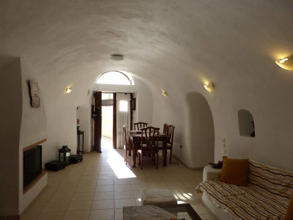Iridanos Cave House *