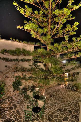 Ostria Aparthotel Naousa (Paros)