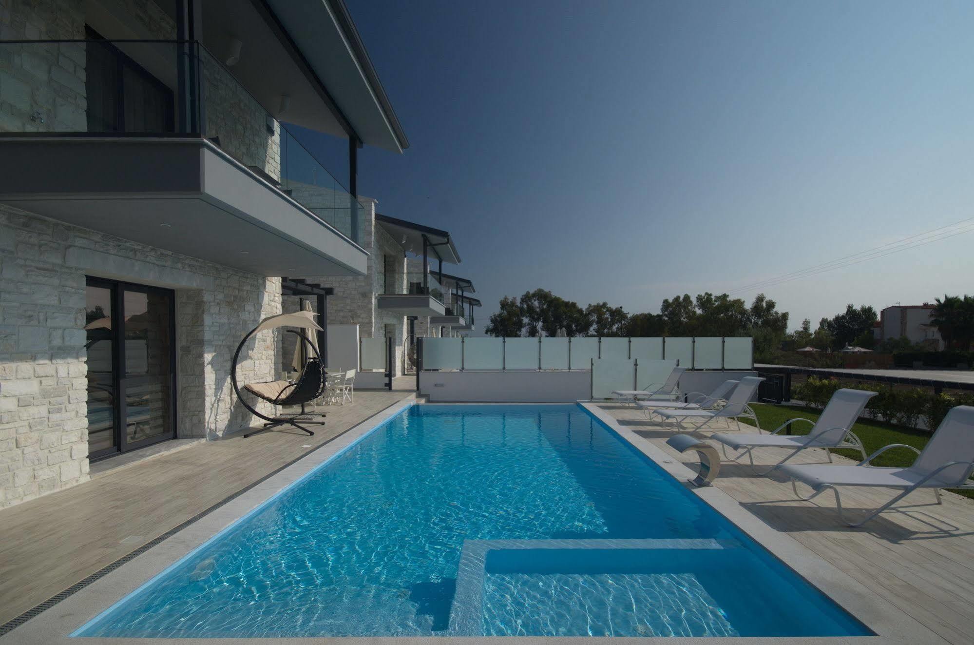 White Pearl Luxury Hotel 3*