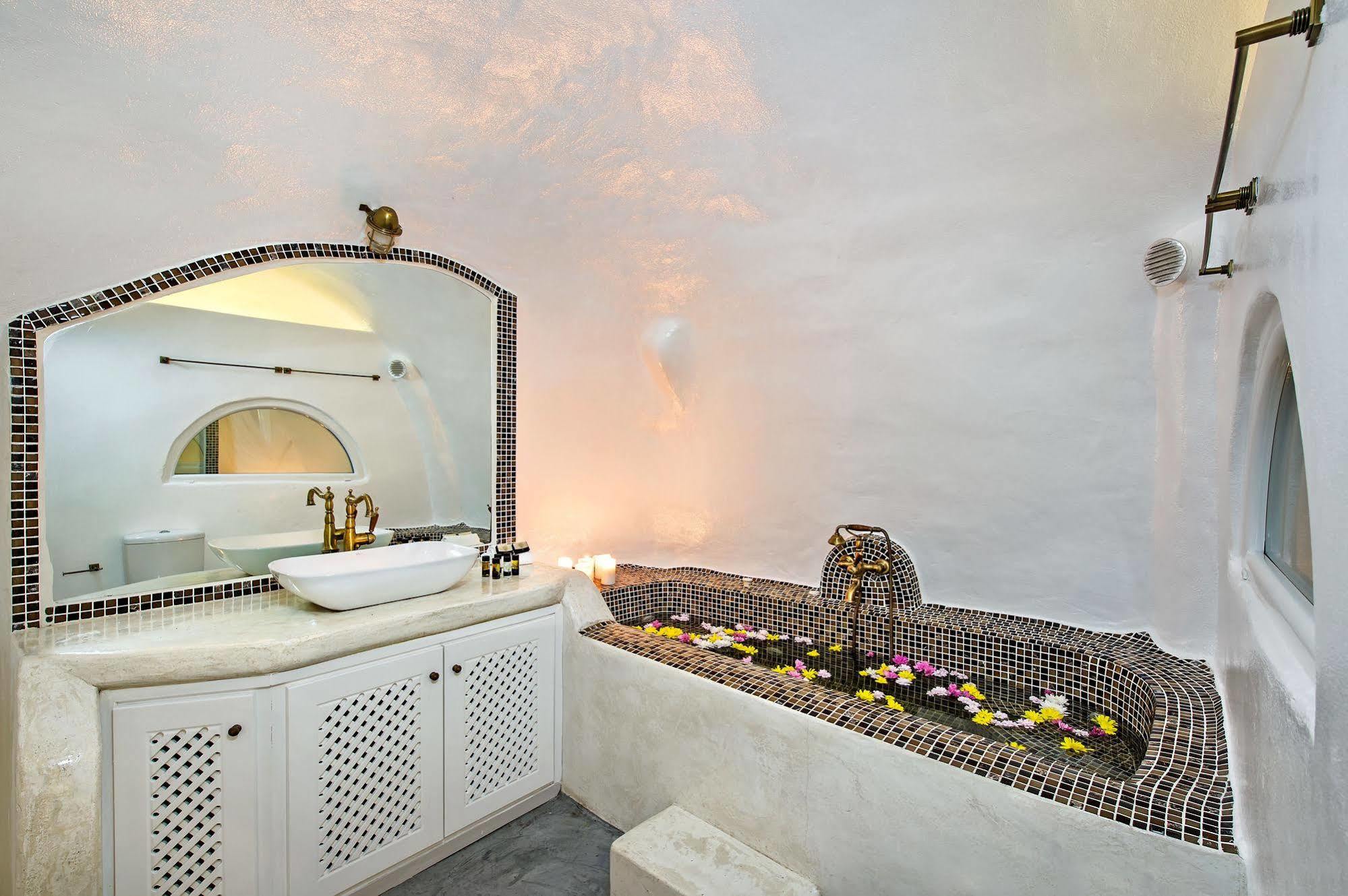Revelis & Canava Apartment Fira (Santorini)