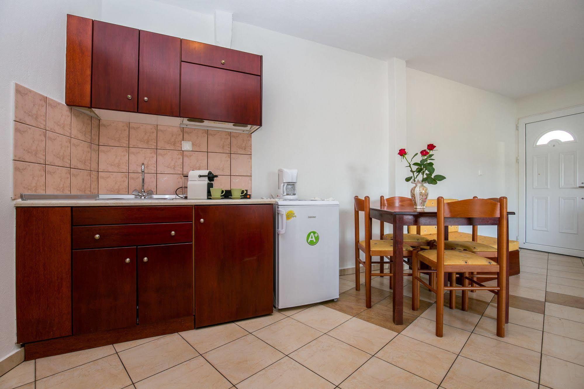 Lina Apartments *