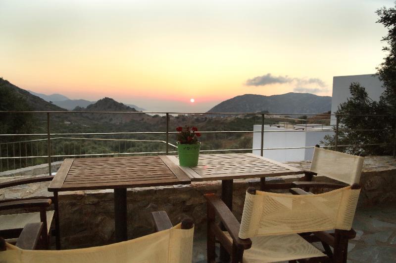 - Mourtzanakis Hotel 3*