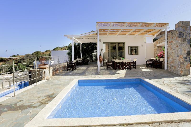 - Mourtzanakis Hotel Achlada