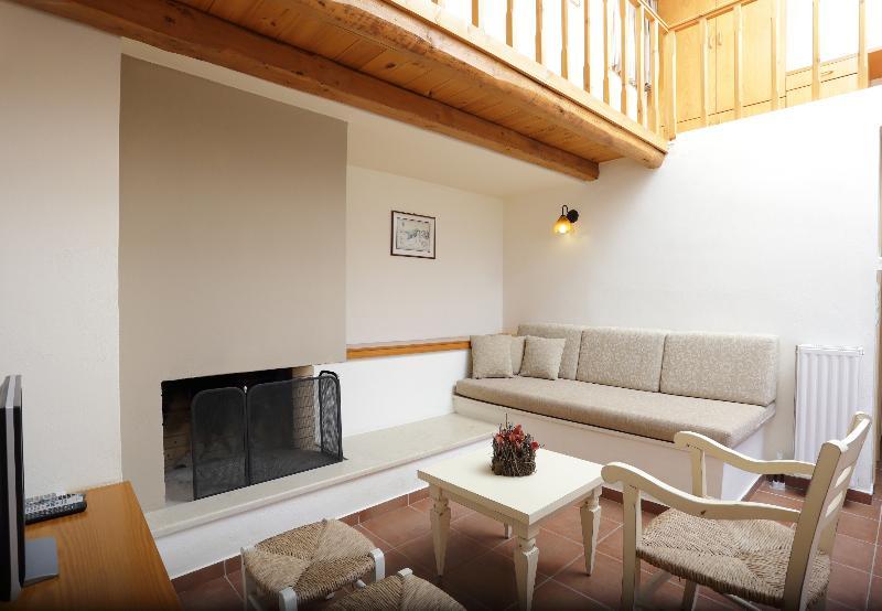 - Mourtzanakis Hotel