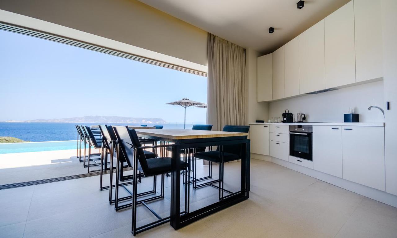 Milos Cove Komia