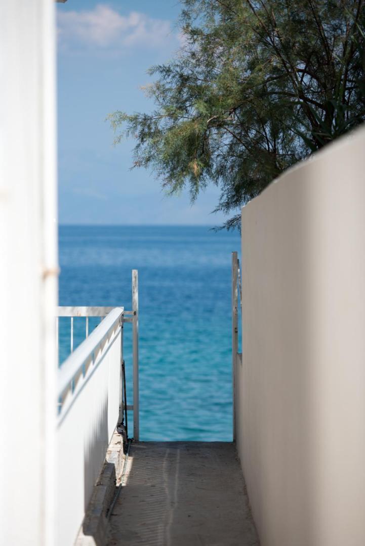 Spacious On The Beachfront * Melission