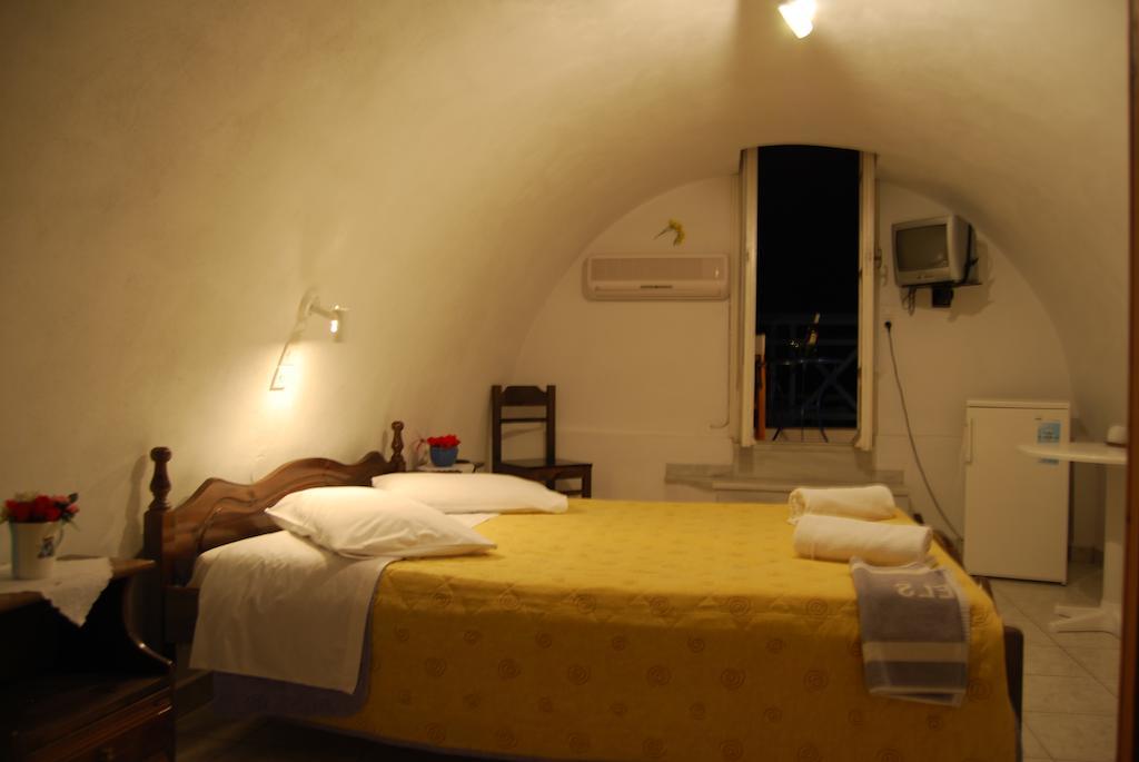 Aretousa 3* Perissa (Santorini)
