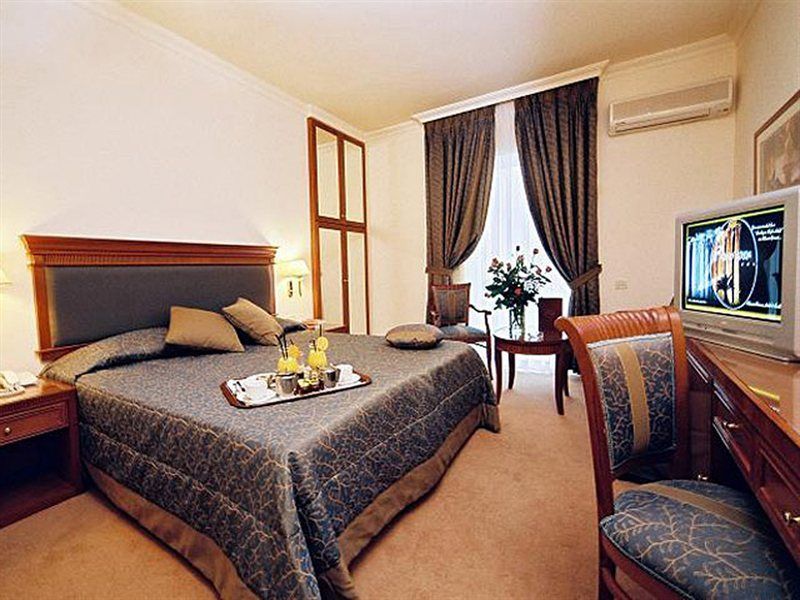 Atrium & Jacuzzi 4* Athens