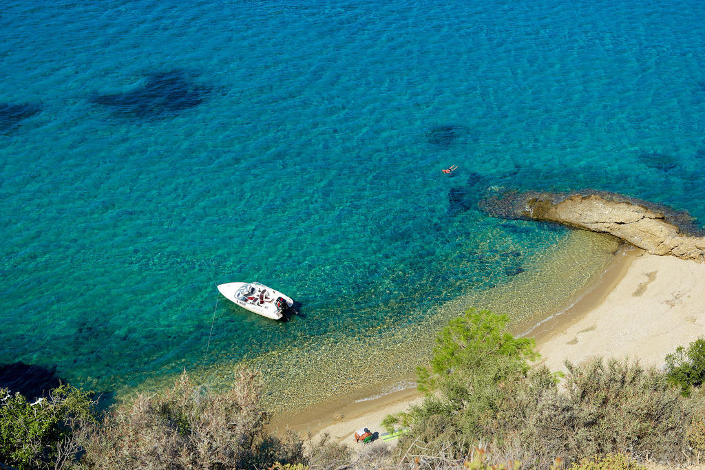 Kamari Hotel Potos