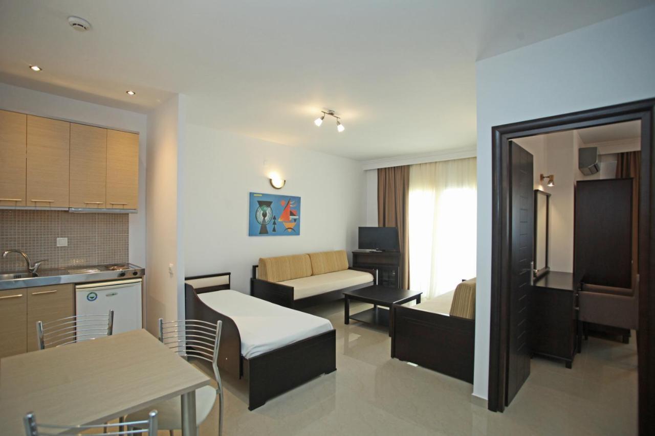 Naias Aparthotel 3*