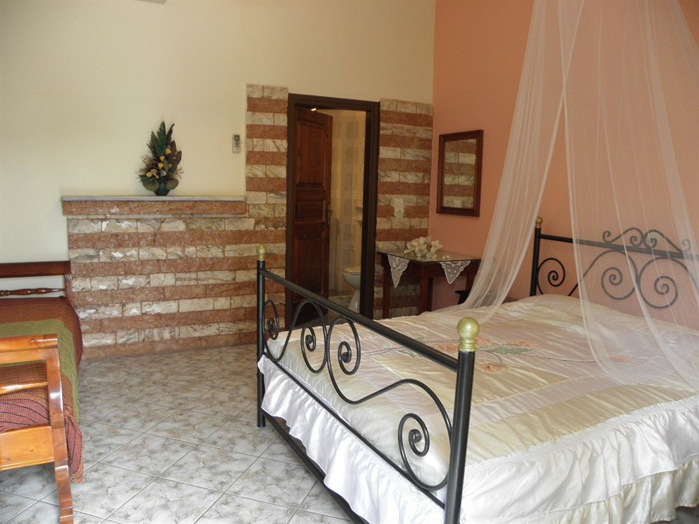 Danae 3* Fira (Santorini)