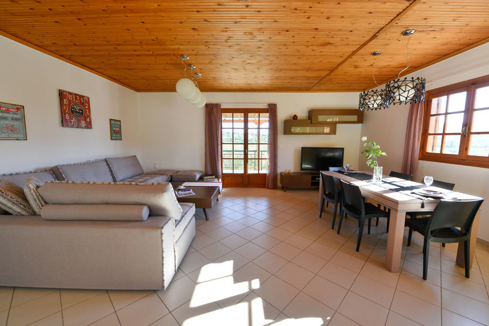Lefkothea With Large Private Pool Villa Adelianos Kampos