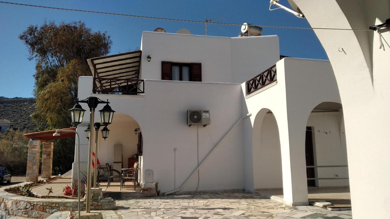 Akti Miaouli * Vari (Syros)