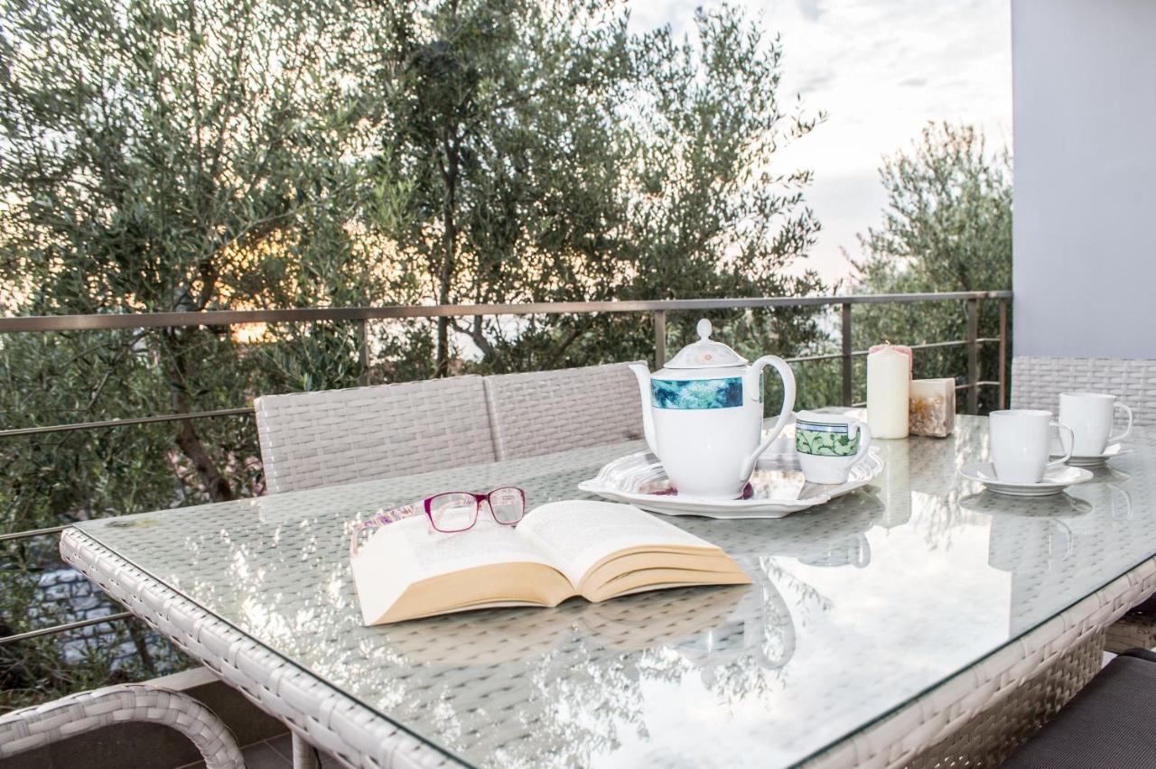 Nina's Villa, Cosy Seaview Retreat Apartment *
