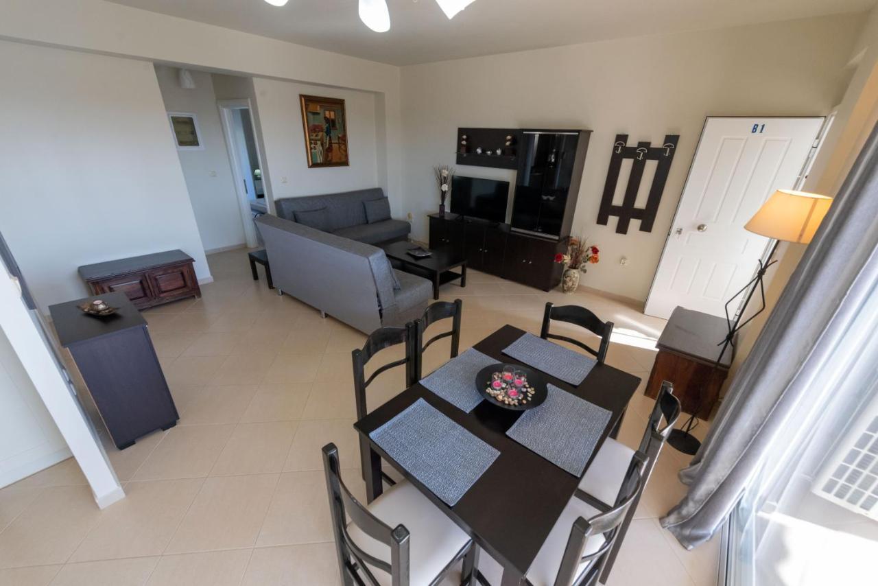 Grand Suites With Private Pools Apartment Kalamata