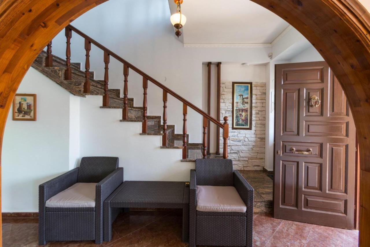 Lavranos House *