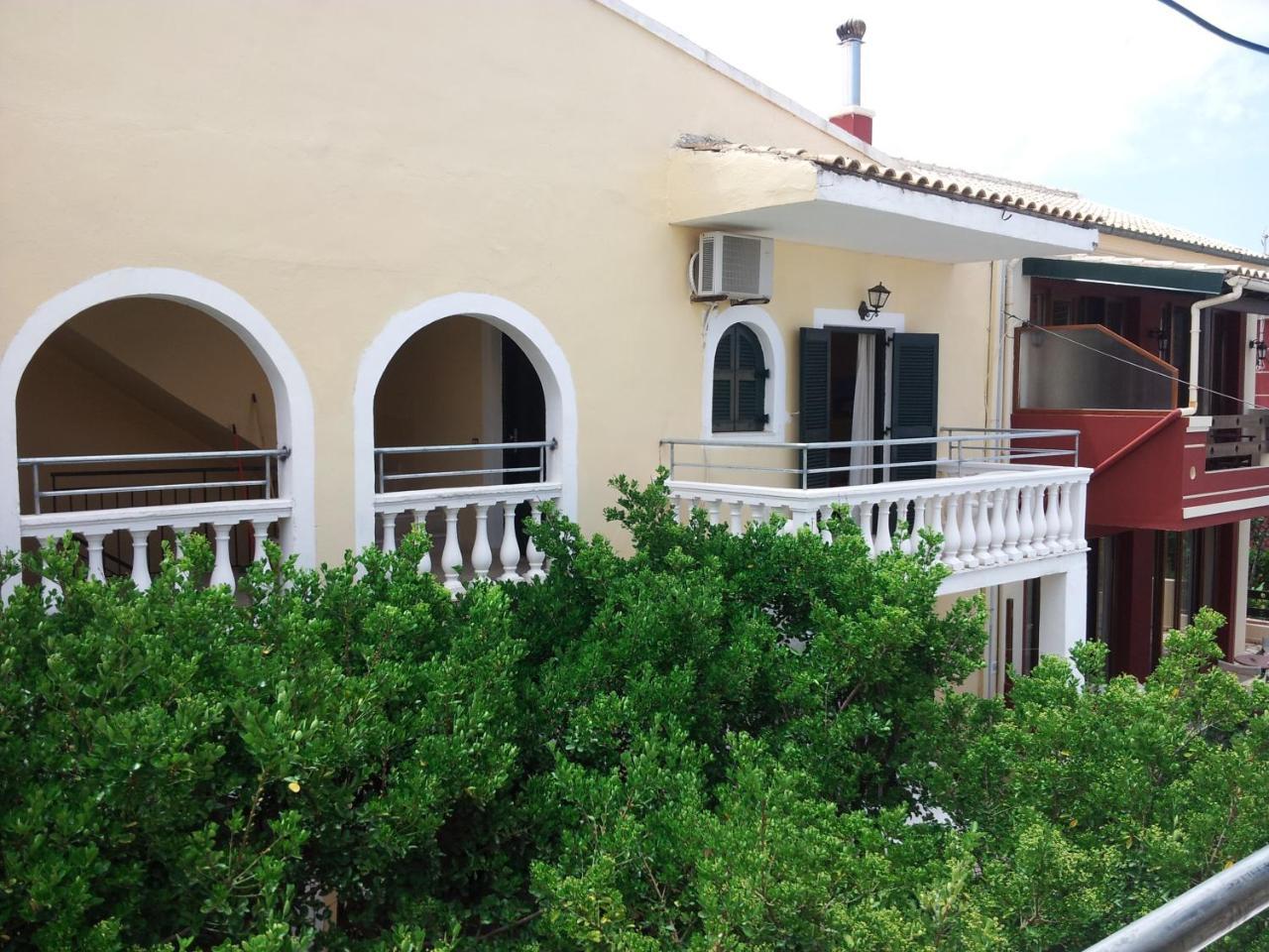 Front Salvanos 2* Acharavi (Corfu)